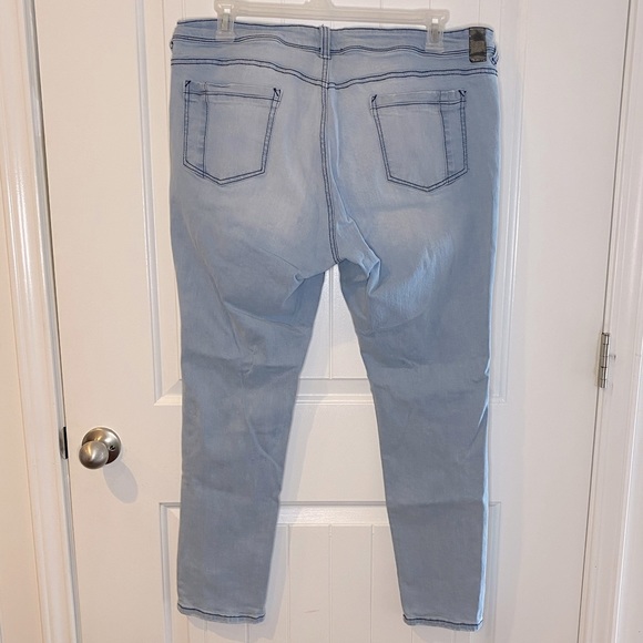 Poetic Justice Scarlett Distressed Curvy Skinny Jean | Size 20 | Light Wash - Picture 4 of 4